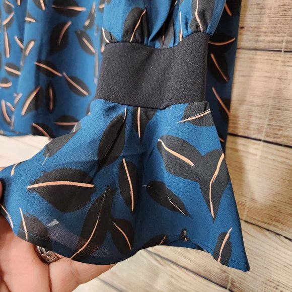 CAbi Shadow Leaf Blouse Women's Size Medium Ruffle Finish Flutter Sleeves Blue - Picture 8 of 13